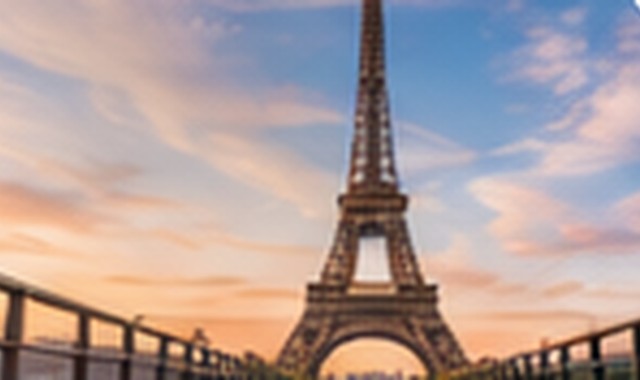 Torre Eiffel de París al atardecer
